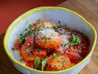 Солоні сирники з соусом Неаполітано (250г)
