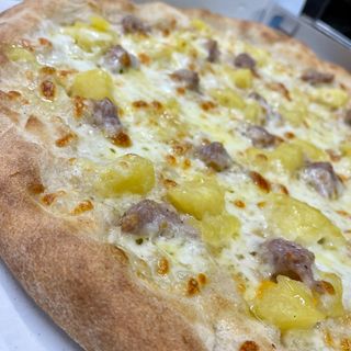 PIZZA AL PIATTO BIANCA - PATATE E SALSICCIA 