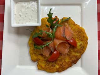 Гігантський дерун із цукіні з лососем та томатами чері (260g)