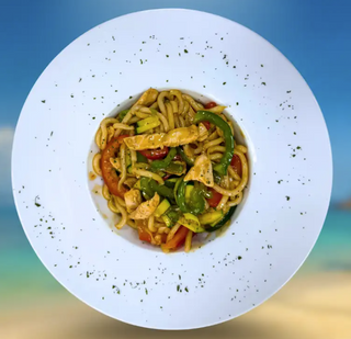 Noodles de verduras y pollo