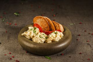 Яйчен тапас с чоризо и пълнозърнести брускети 300г