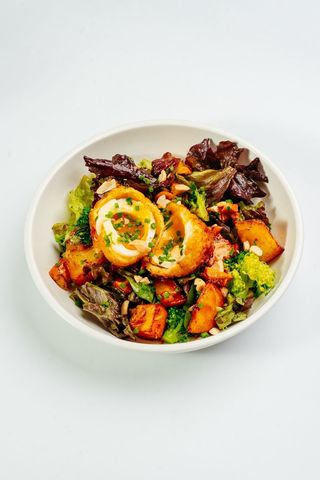 Салат с запечённой сёмгой в соусе терияки 