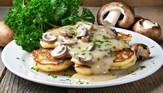 Placki ziemniaczane w sosie pieczarkowym