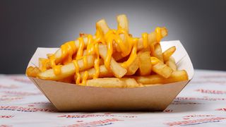 Пържени картофки с разтопен чедър