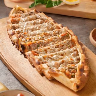 Pide sa komadićima mesa i sirom 300gr