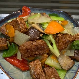 Tofu Frito con Verduras 炒炸豆腐
