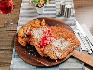 Snitel din cotlet de porc cu os, in crusta de Panko