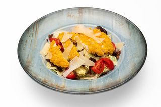 Салата Класически цезар с хрупкаво пиле (350г)