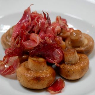 Champiñones a la brasa con jamón