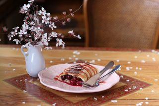 შტრუდელი ალუბლითა და ნაყინით