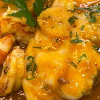 Merluza con tomate y langostinos