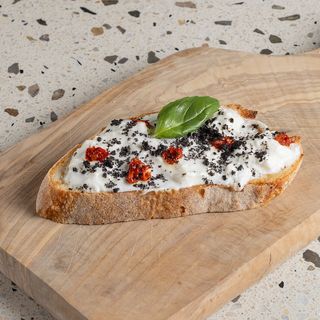 Pane bruscato con stracciatella, nduja e polvere di olive