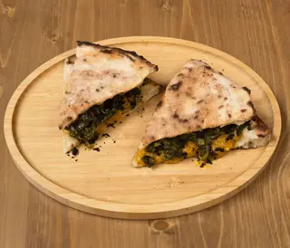 Mezzaluna POP con crema di peperoni, terra di olive e friarielli