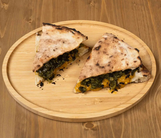 Mezzaluna POP con crema di peperoni, terra di olive e friarielli