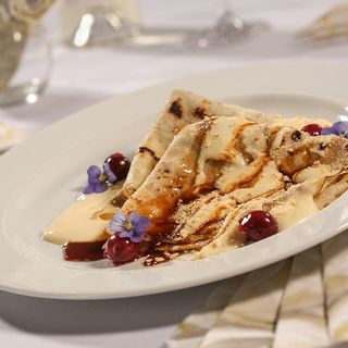 Clatite cu nutella, biscuiti, visine, sos vanilie