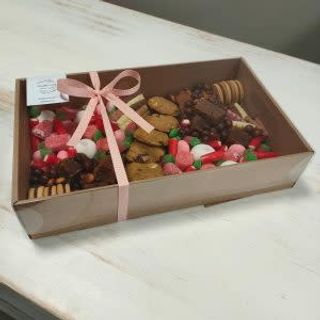 Caja de chuches y chocolates surtidos