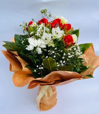 Buchet romantic alb si rosu