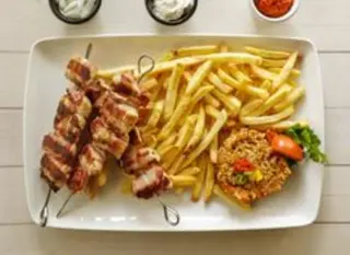 Spiedini di pollo con patatine