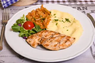 Piletina na žaru sa varivom i kupus salatom