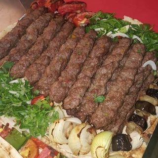 Platou kafta kebab vita cu legume la gratar