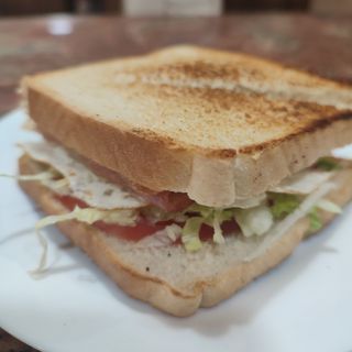 Sándwich  Huevo, Bacon Con Lechuga Y Tomate