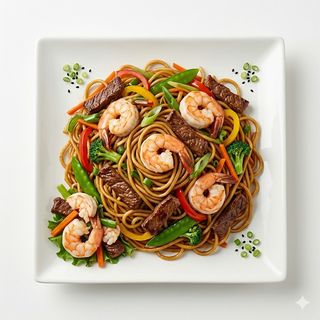Tallarines Salteados Con Verdura Y Carne Con Gambas