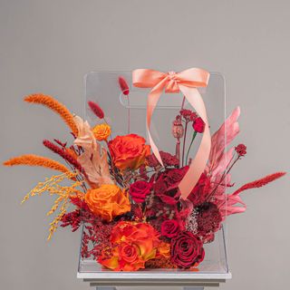 Aranjament Floral cu Trandafiri Crogenati ” Apus Regal ”