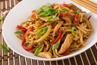 26. Tallarines Fritos Con Pollo