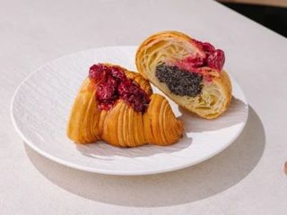 Croissant mac și vișină