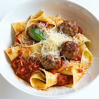 Прясна паста с телешки кюфтенца и доматен сос