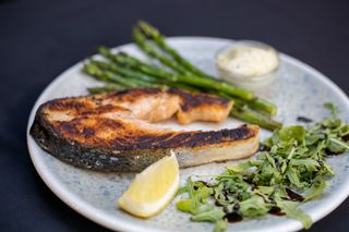 Somon la grătar cu sparanghel