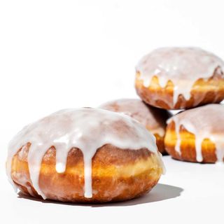 Vegan pączek z nadzieniem różanym