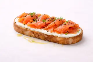 Tostada de pan masa madre, salmon ahumado y queso crema