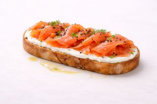 Tostada de pan masa madre, salmon ahumado y queso crema