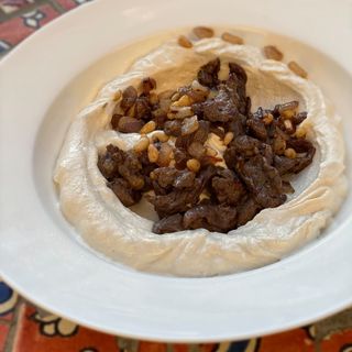 Hummus bi Awarma y piñones  