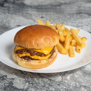 Smash Burger Alpha con ración de patatas fritas