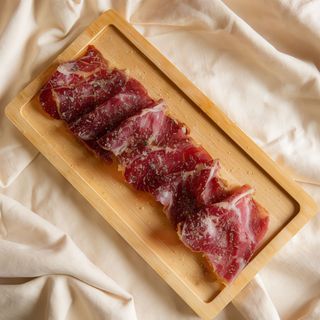 Cecina de buey con AOVE y almendras