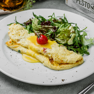 Омлет з помідорами чері, авокадо та моцарелой (220/50 г)