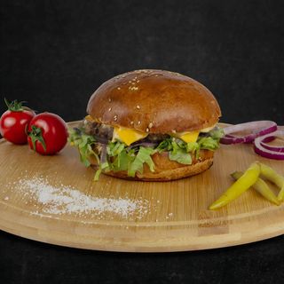 კლასიკური ბურგერი + ფრი  + სოუსი+ სასმელი