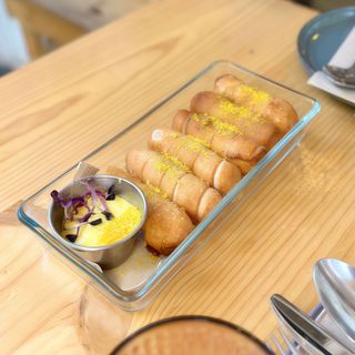 Tequeños con salsa de mango