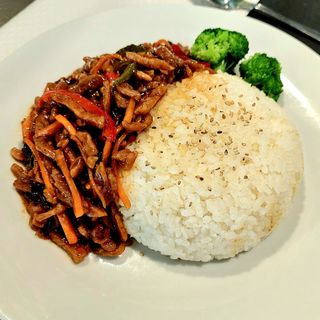 素肉丝盖饭Tigela de arroz de porco desfiado vegetariano