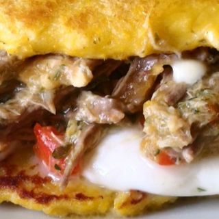 Cachapas  con quesso venezolano con kebab 