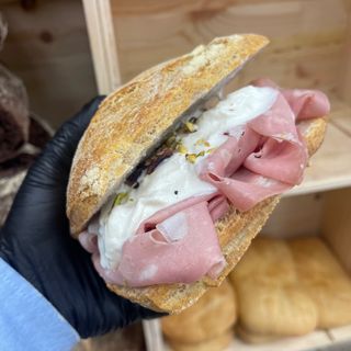 Panino mortadella e stracciatella 