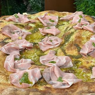 Pinsa Romana Piccola Mortadella con Pistacchio y Pesto