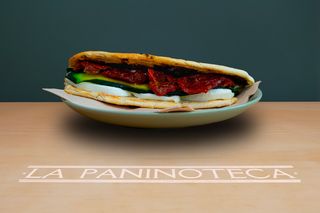 38 Stracciatella, pomodori secchi, zucchine grigliate e paté di olive