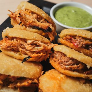 Arepitas fritas rellenas de pollo mechado con sabor venezolano(6uds.)