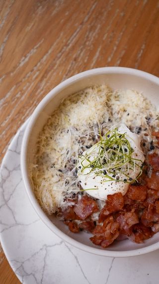 Вівсяна каша з беконом та яйцем пашот