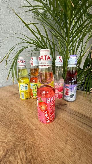 Lemoniada japońska Rumune o smaku truskawkowym 200 ml