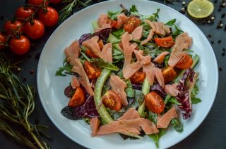 Мікс-салат з лососем (250г)