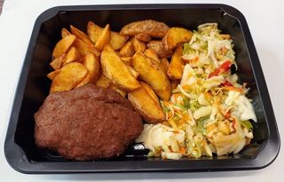 Kotlet mielony z surówką i ziemniaczkami